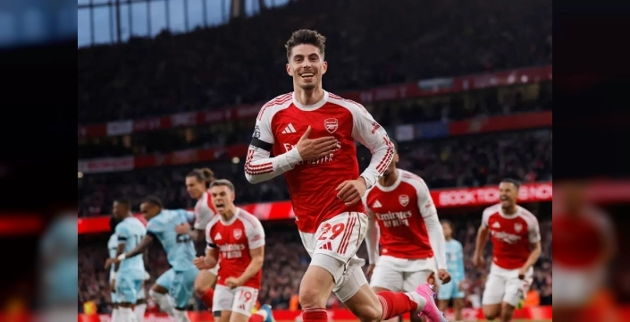 Arsenal 22 yıl sonra Premier Lig'de zirvede: Manchester City'nin puan kaybı şampiyonluğu getirdi!