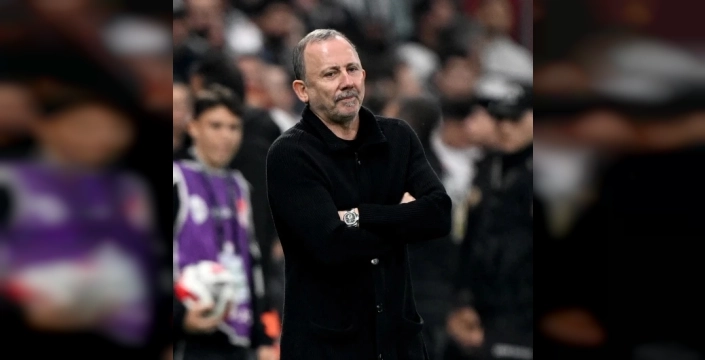 Beşiktaş'ta Sergen Yalçın'ı şoke eden olay: Tribünden su şişesi fırlatıldı