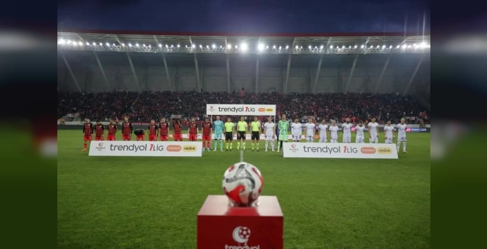 Çorum'da Bodrum FK otobüsüne taşlı saldırı: Panik anları yaşandı