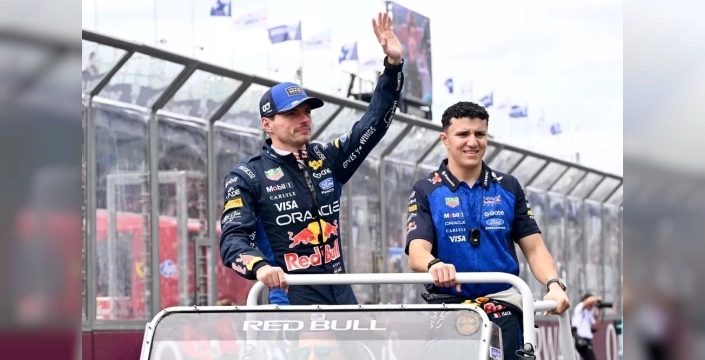 F1 yıldızları sanal pistte kapıştı: Verstappen, NASCAR'da zil sesi çaldırdı!