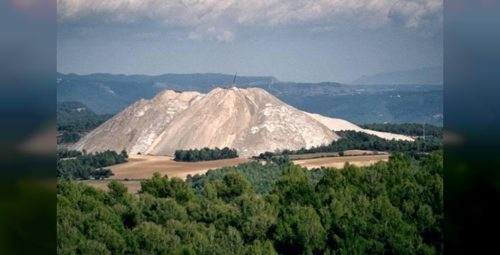 Görünüşte dağ, gerçekte tuz: Yağmurla büyüyen çevre felaketi