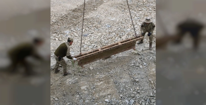 Hakkari'de TSK'dan heyelan bölgesine 40 metrelik köprü çalışması