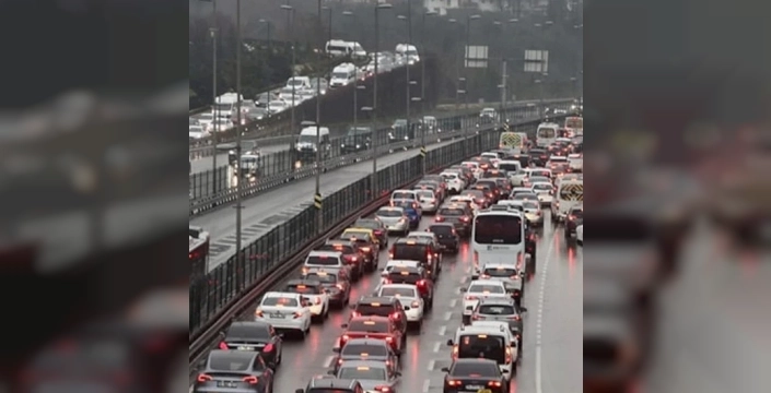 İstanbul'da sağanak yağış: Trafik yüzde 80'i aştı, yollar göle döndü