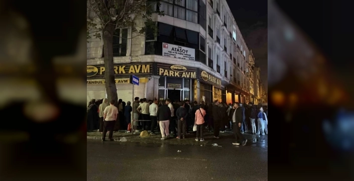 Küçükçekmece'de iş yeri alevlere teslim oldu, 3 kişi dumandan etkilendi