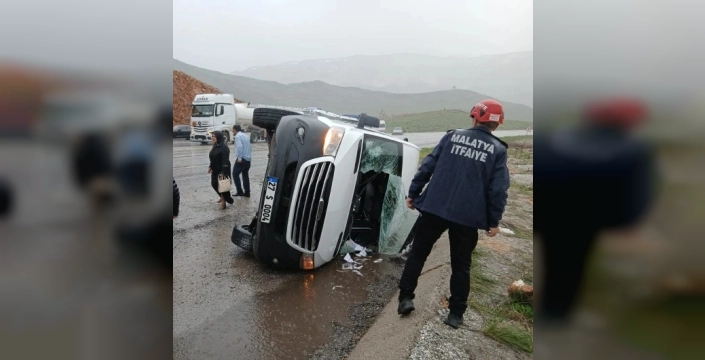 Malatya'da mevlit yolculuğu kabusa döndü: Minibüs devrildi, 12 yaralı