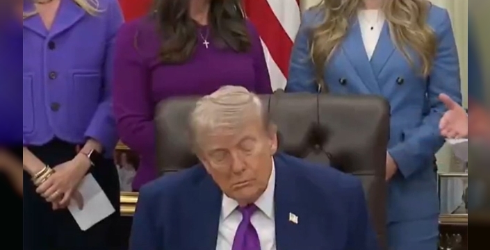 Trump'tan yine uyku molası: Beyaz Saray'da kameralar önünde gözleri kapandı