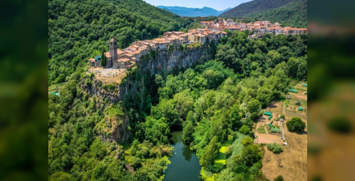 Uçurumun kenarında dehşet: Castellfollit de la Roca'da 17 metrelik dev yarık!