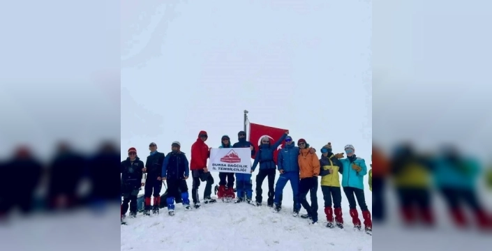Uludağ zirvesinde mayıs sürprizi: 2 metre karla dalgalanan Türk bayrağı