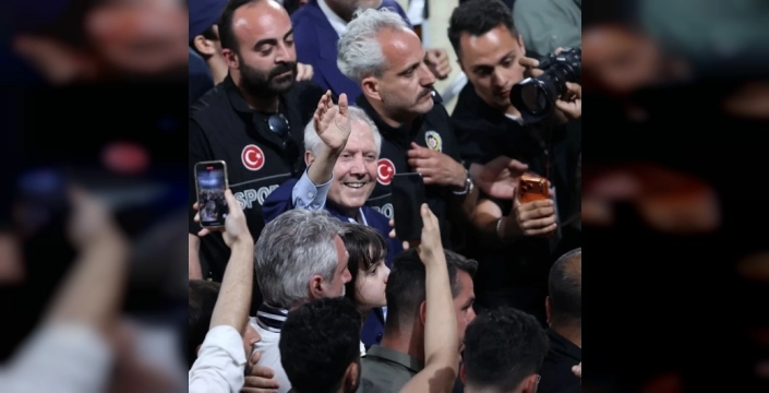 Aziz Yıldırım coşkuyla döndü: Rekor oyla başkan, şampiyonluk sözüyle taraftarı mest etti!