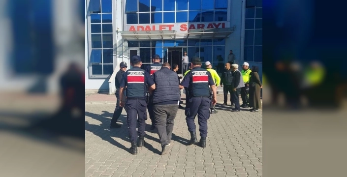 Edirne'de taksi içinde 4 kaçak göçmen yakalandı