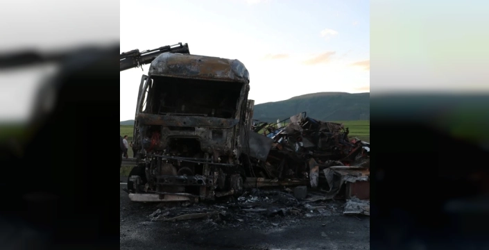 Erzurum'da tırın lastiği patladı, alevler içinde kaldı