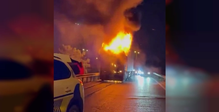 Esenyurt TEM Otoyolu'nda korkutan tır yangını