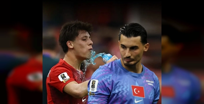 Futbol sahnesinde yeni bir tartışma: Su molaları reklam geliri için mi, oyuncu sağlığı için mi?
