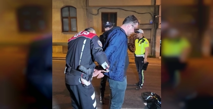 Kadıköy'de helikopter destekli denetimle aranan şüpheli yakalandı