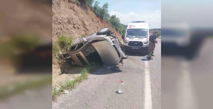 Manisa'da yürekleri ağza getiren kaza: Otomobil taklalar atıp ters döndü, içindeki 2 kişi yaralı