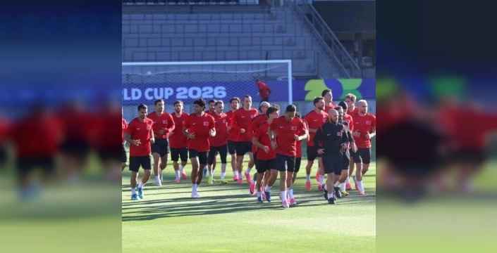 Milli takım kampında Eren Elmalı'dan sürpriz saç stili değişikliği