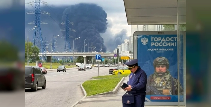 Moskova semalarında İHA paniği: 60 drone düşürüldü, havalimanları geçici kapandı
