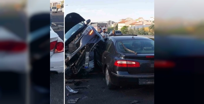 Nevşehir'de dehşet anları: 4 araç birbirine girdi, otomobil takla attı, 5 yaralı