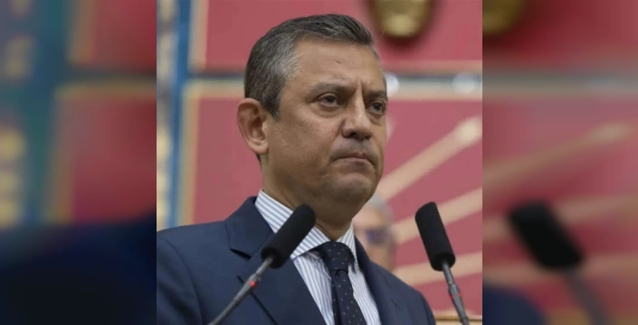 Özgür Özel'den skandal savunma: Kur'an'a hakaret eden komedyene sahip çıktı, AK Gençliği hedef aldı