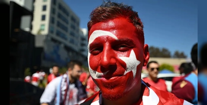 San Francisco'da Türk futbolseverler, coşkulu bir yürüyüş düzenledi