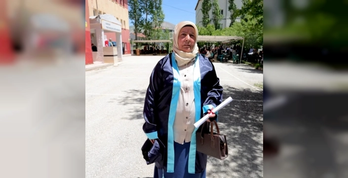 Şehit oğlunun hayalini gerçekleştiren anne, 51 yaşında liseden mezun oldu