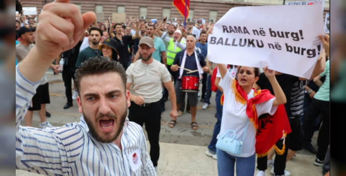 Tiran sokakları, Trump'ın damadının yasa dışı otel projesine karşı ayağa kalktı