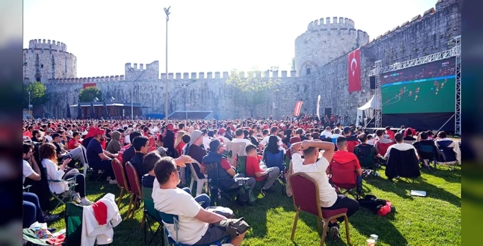 YKS telaşı milli maç coşkusunu söndürdü: Meydanlarda dev ekranlar iptal!