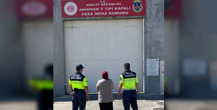 12 ayrı suçtan firari kadın, Kırkağaç gişelerinde jandarmaya takıldı