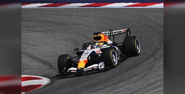 Arvid Lindblad, Britanya GP'si için özel kaskını tanıttı