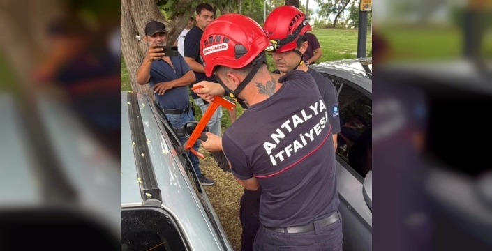 Bir yaşındaki Firuz otomobilde mahsur kaldı, itfaiye seferber oldu