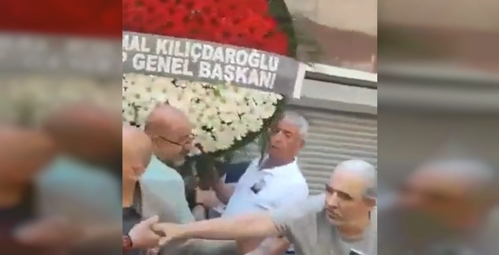 CHP'de liderlik gerginliği Ahmet Telli'nin cenazesinde de sürdü: Kılıçdaroğlu'nun çelengi geri çevrildi