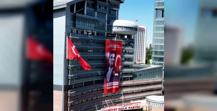 CHP Genel Merkezi'nde şok pankart: Özgür Özel'in hamlesine yanıt mı?