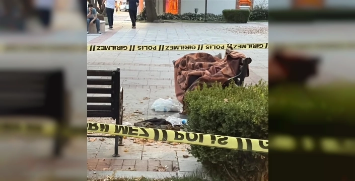 Çorlu'da parkta battaniye ile örtülü ceset bulundu