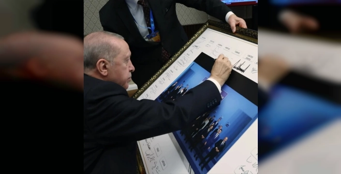 Cumhurbaşkanı Erdoğan, NATO Zirvesi'nde aile fotoğrafını imzaladı