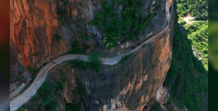 Dağın yamacına elle oyulmuş yol: Cesaret gerektiriyor