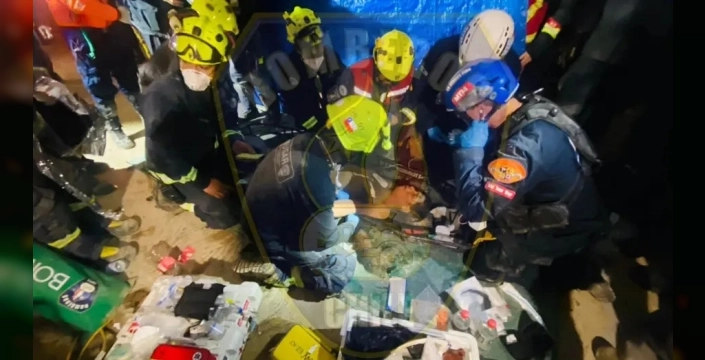 Deprem enkazından 8 gün sonra mucize kurtuluş: 44 yaşındaki adam sağ çıkarıldı