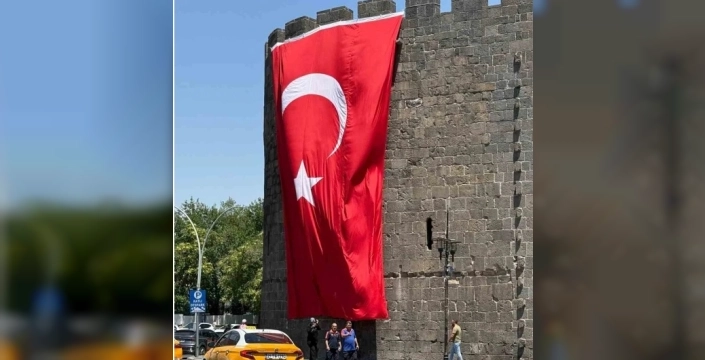 Diyarbakır surlarına dev Türk bayrağı gururla asıldı