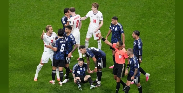 Dünya Kupası yarı finalinde Arjantin-İngiltere maçında ilk yarı tam bir kaosa döndü: Futbol mu, kavga mı?