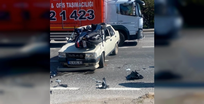 Eskişehir'de motosiklet otomobilin üzerine düştü: Üç kişi yaralandı