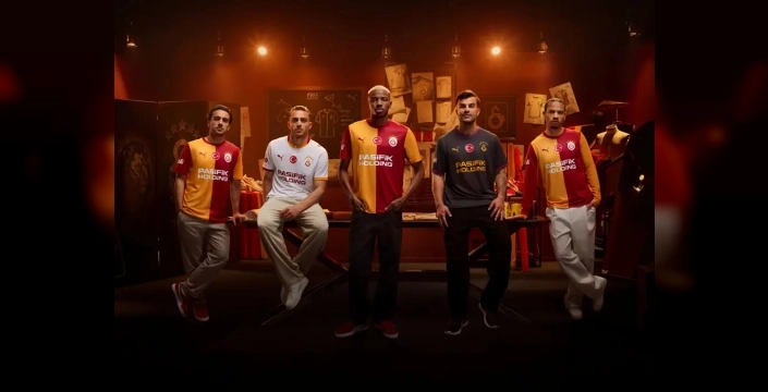 Galatasaray'ın yeni sezon formaları göz kamaştırdı: Fiyatlar dudak uçuklattı!