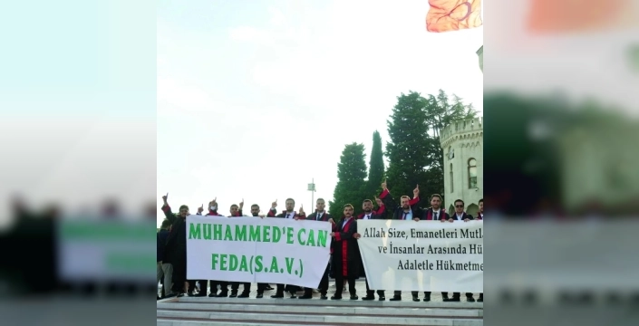 Hukuk fakültesi mezunları, camide mezuniyet sevinci yaşadı