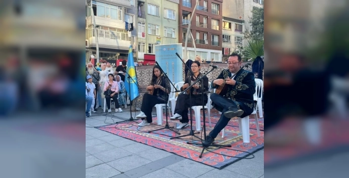 İstanbul'da Dombra Rüzgarı Esti: Kazak Kültürü Abay Kunanbayoğlu Meydanı'nda Yaşatıldı