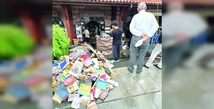 İstanbul yaz yağmuruna teslim: Tarihi çarşı su altında kaldı