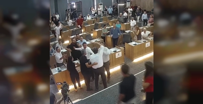 Meclis salonu karıştı: CHP'li başkan AK Partili üyeye yürüdü, yayın kesildi