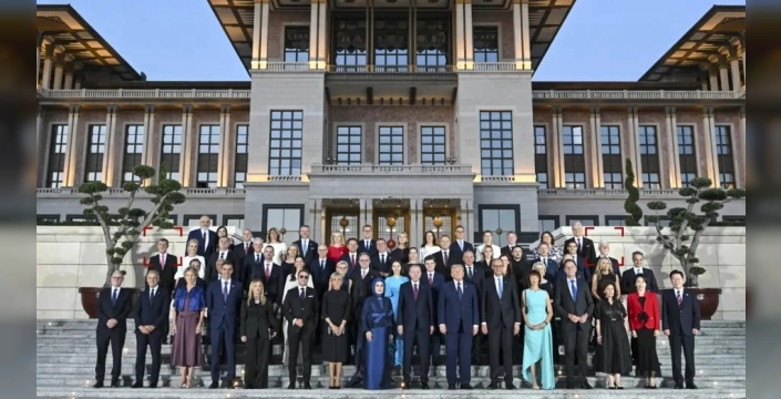 NATO zirvesi aile fotoğrafına Çekya krizi damga vurdu: Babis, Pavel'i dışladı, dava sonucu geldi