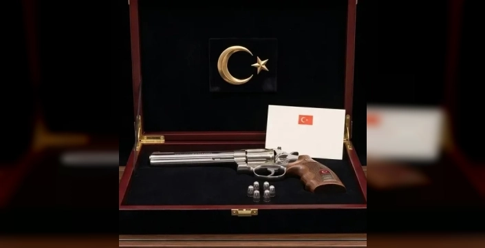 NATO zirvesinde şaşkınlık yaratan jest: Sarsılmaz SR38, liderlerin dilinden düştü