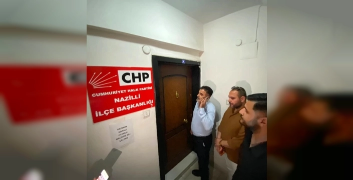 Nazilli CHP'de ilçe binası krizi: Eski başkan kapıyı kilitleyip yeni yönetimi dışarıda bıraktı!