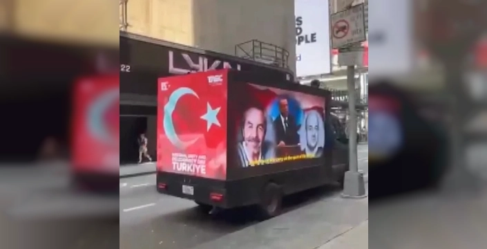 New York sokaklarında 15 Temmuz gerçeği: Dijital kamyonlar FETÖ'yü anlattı