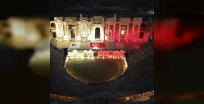 Pamukkale ve Hierapolis'te 15 Temmuz ruhu: Ay yıldızın renkleriyle aydınlatıldı