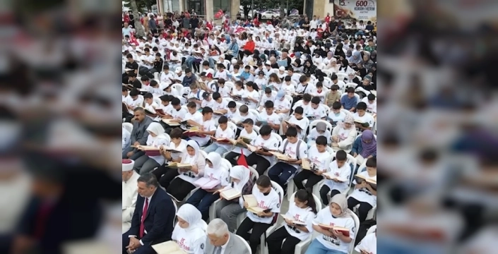 Şehitlikte 600 minik yürekten bir dakikada hatim: Vatan borcu böyle ödendi